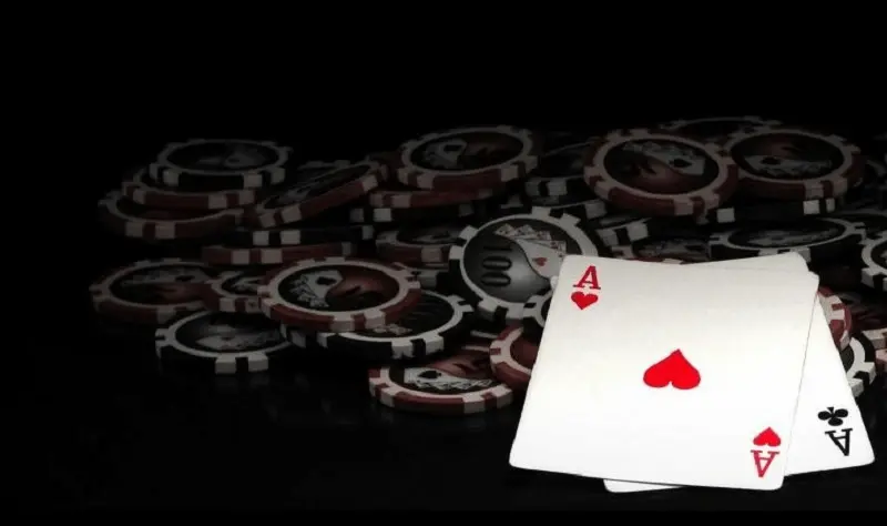 Kết hợp giữa các lá bài trên bàn và 2 đôi bài